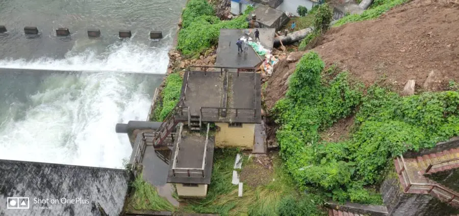 Indian Navy divers repair sluice gate of Peechi Dam in Thrissur