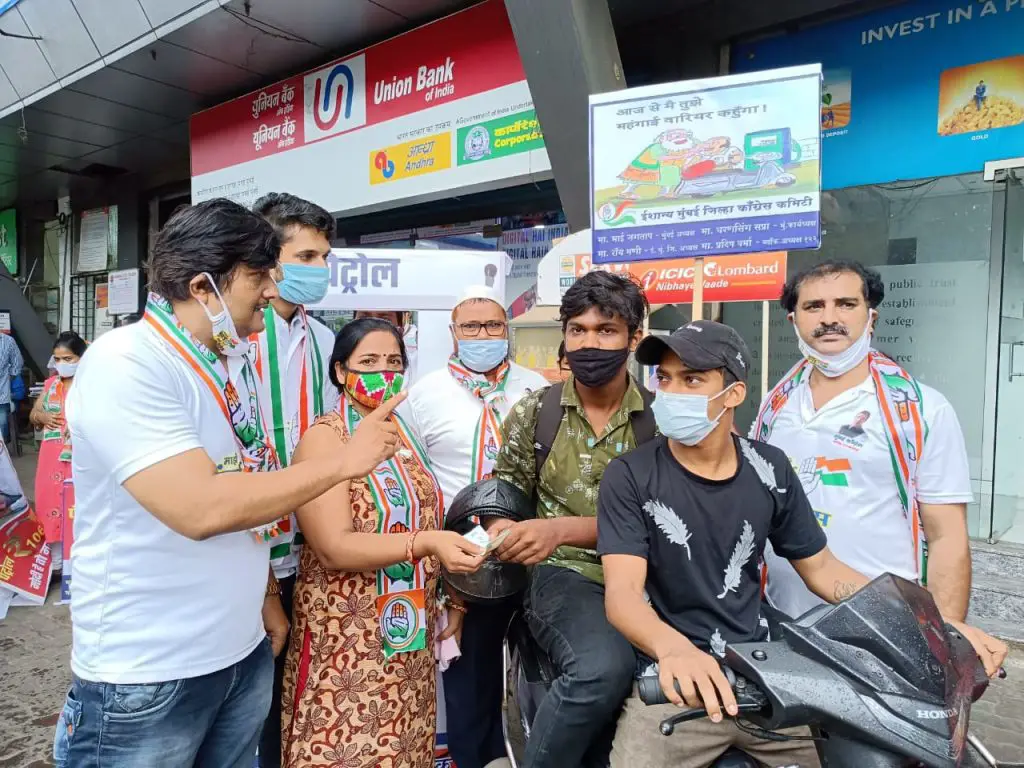 Congress protests against petrol price rise in Vikhroli