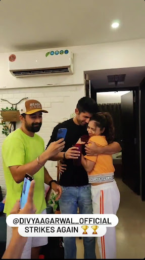 In the picture, Divya can be seen Hugging Varun and Rannvijay Singh cheering for her.