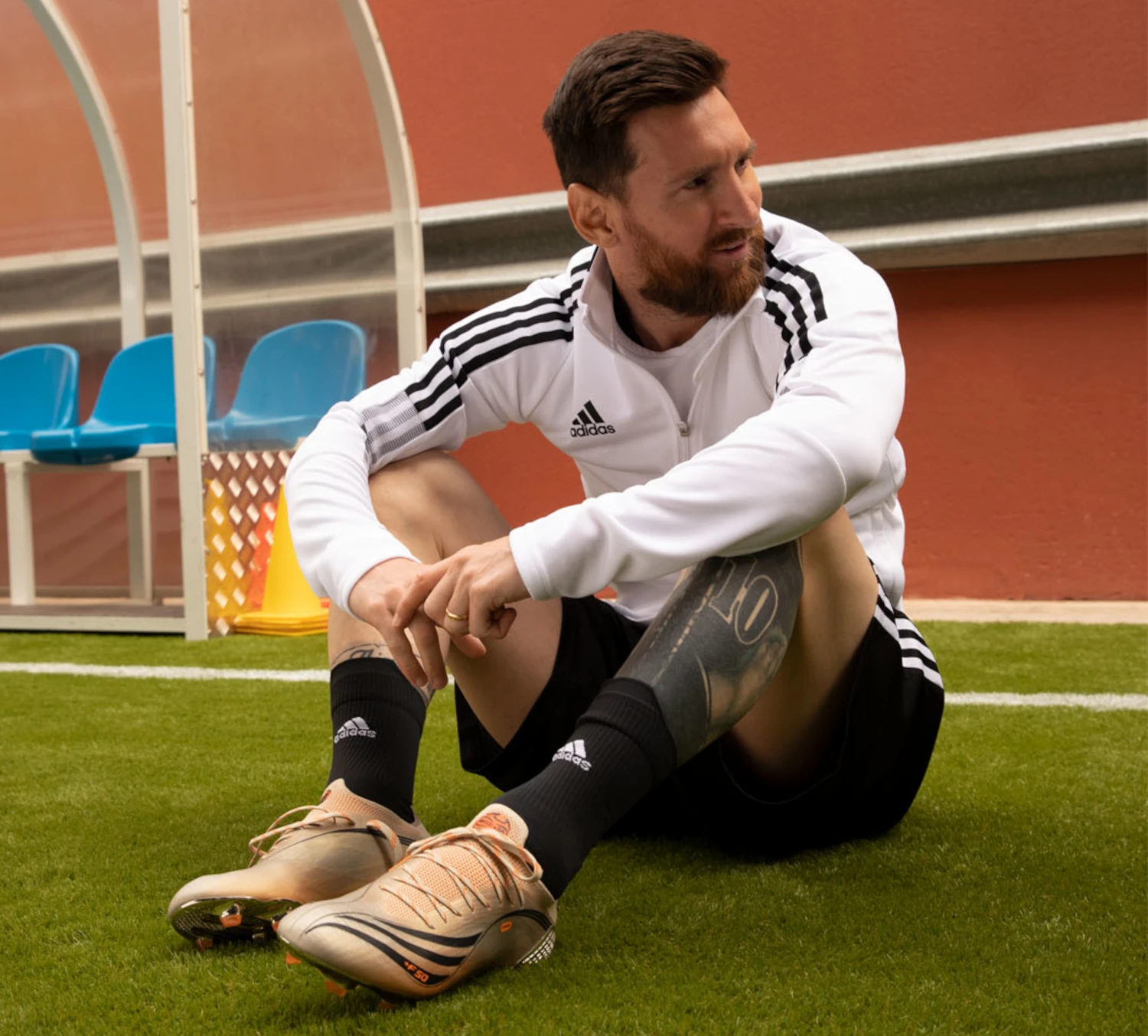 Vormen Hover bemanning Bad Bunny narrates an Adidas ad dedicated to Lionel Messi