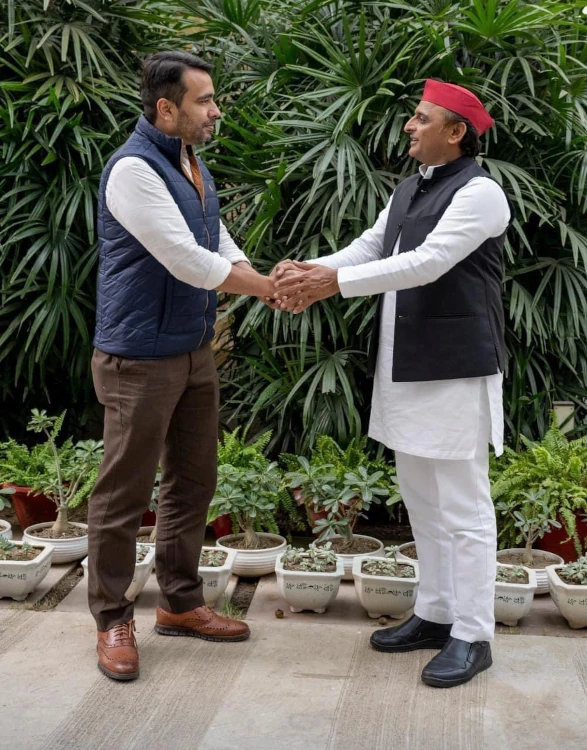 A show of unity by Samajwadi party president Akhilesh Yadav and RLD chief 
Jayant Singh in Lucknow