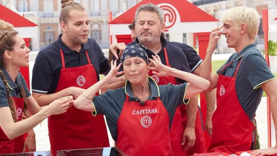 Verónica Forqué with her colleagues from 'MasterChef'