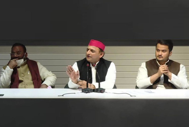 Akhilesh Yadav and Abdulla Azam during the press conference