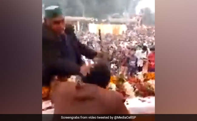 BJP MLA Pankaj Gupta getting slapped by Local farmer leader