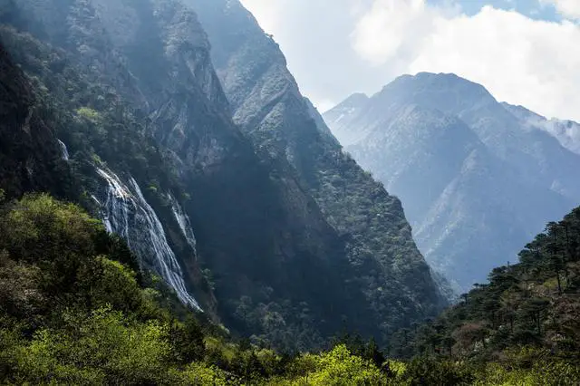 Chumi Gyatser waterfall or Dongzhang Waterfall