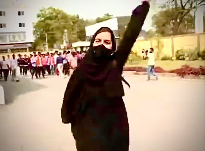 Indian Hijab controversy - Lone Muslim girl heckled by saffron scarf-wearing boys in PES college, Mandya, Karnataka, India