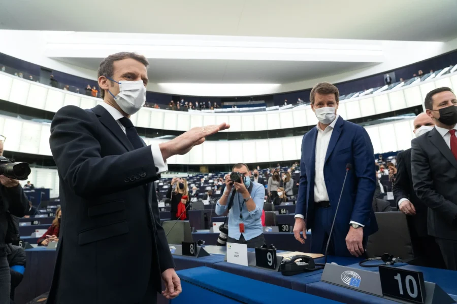 French president Emmanuel Macron (l) and Green MEP Yannick Jadot in Strasbourg