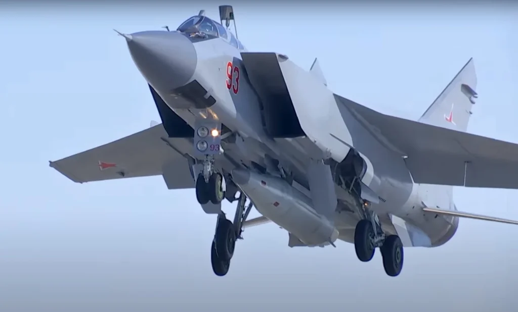 Mig-31K carries 9-S-7760 Kinzhal Hypersonic Missile