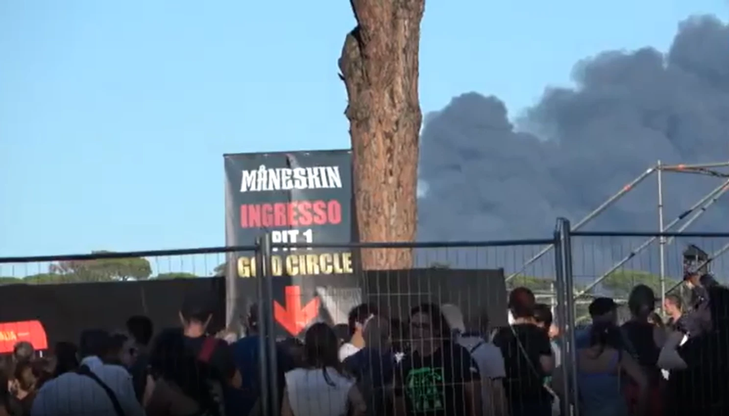 Large fire in Rome, the column of smoke clearly visible behind the Maneskin stage at the Circus Maximus