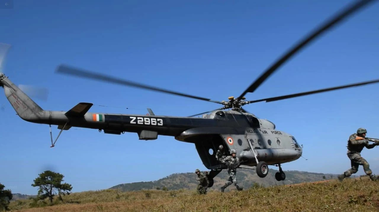 Indian Army personnel deployed from and IAF helicopter for drills