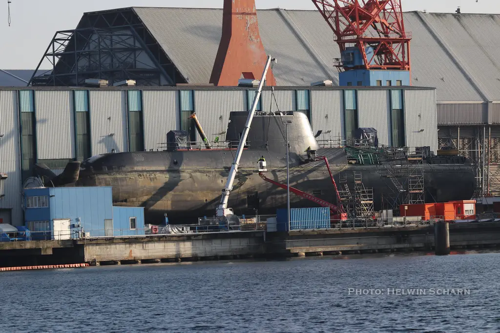 The first Type 218SG submarine, the RSS Invincible, was photographed during construction at Kiel. The hull looks like the Type 214 submarine, as well as the "X-shaped" configuration of the rudder.