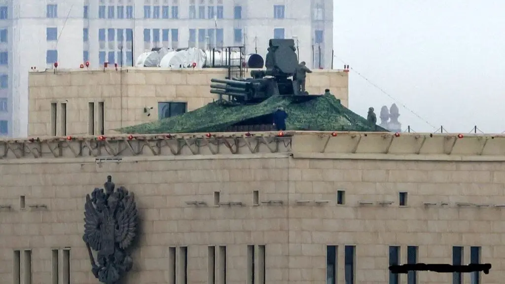 Pantsir-S1 on the roof of the Ministry of Defense of the Russian Federation covered with a green camouflage net