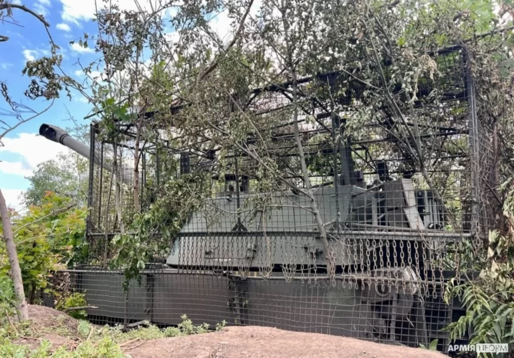 Anti Drone Cages on Ukranian 155mm self-propelled howitzer from the M109 family