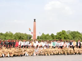 Group Photograph of Veterans, Serving Officers, JCOs and Other Ranks from the RAJRIF centre and young NCC cadets who came to pay homage at the National War Memorial