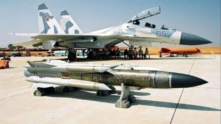 KH-31 Missile on display alongside a Russian Su-30 Aircraft