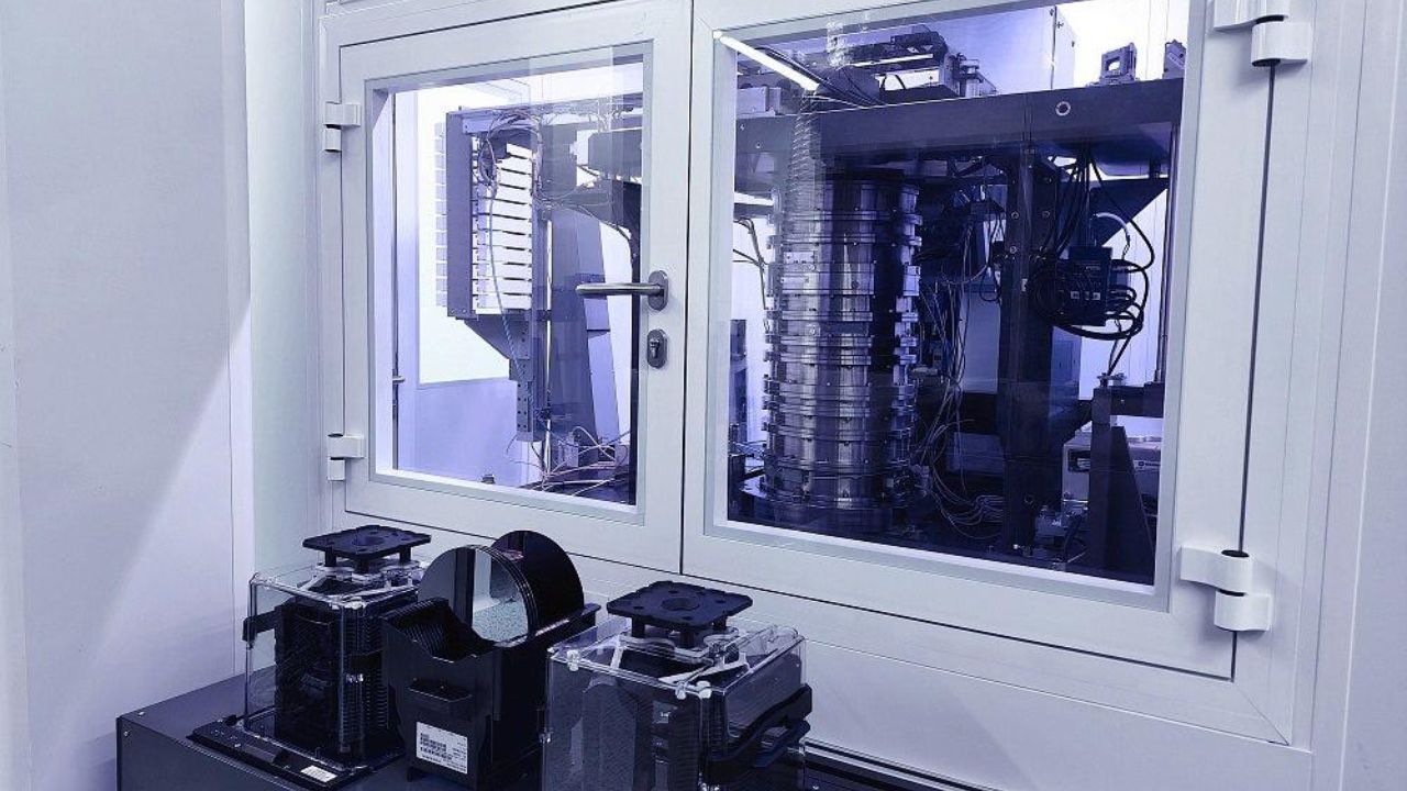 Russia Unveils Domestic 350-nm Chip Lithography Machine in Industrial ...