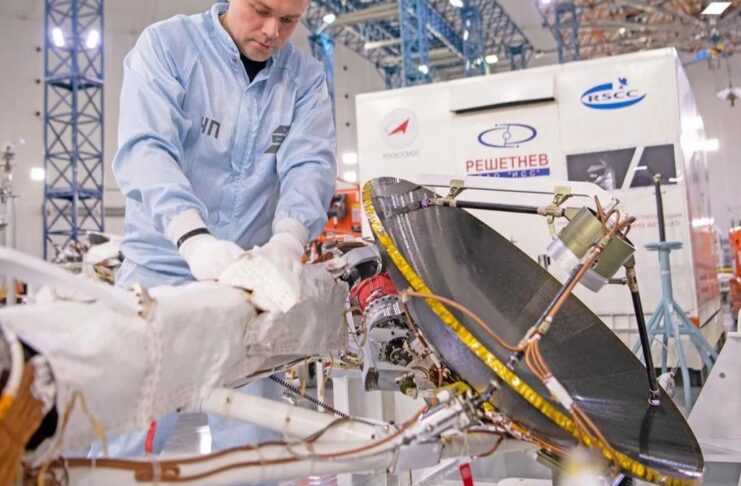 Antenna of the spacecraft Orel