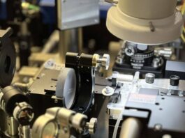 Russian compact on-chip source of quantum squeezed light